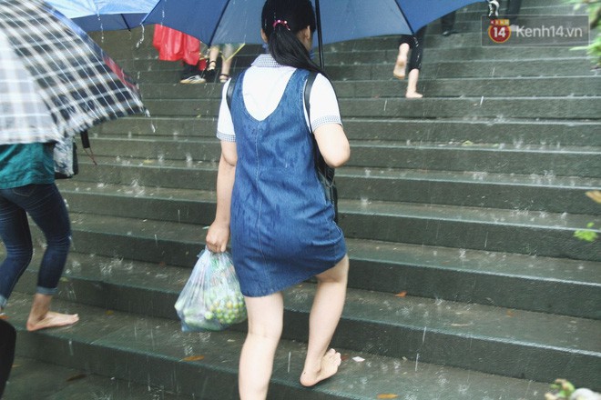 Nhiều bạn trẻ hồn nhiên mặc quần đùi, váy ngắn và tạo dáng phản cảm khi dự lễ Giỗ tổ Hùng Vương Nhiều bạn trẻ hồn nhiên mặc quần đùi, váy ngắn và tạo dáng phản cảm khi dự lễ Giỗ tổ Hùng Vương
